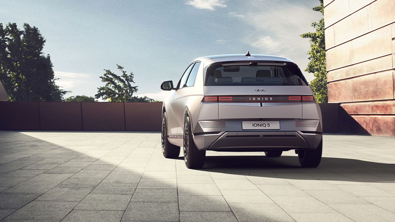 Inteligentní, elektricky ovládané dveře zavazadlového prostoru elektromobilu Hyundai IONIQ 5.